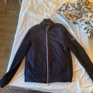 Svart jacka från Hechter Paris - Snygg mörkblå jacka från Hechter Paris med dragkedja framtill. Stickad cardigan som passar perfekt för våren och hösten. Skriv vid fler frågor 🙌