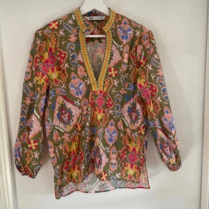 Söt blus från zara - Jätte fin färglagd blus från zara 