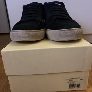 Axel Arigato clean 90 - Axel Arigato clean 90. Köpta från butik. Finns hål i hälen (Se bild) 