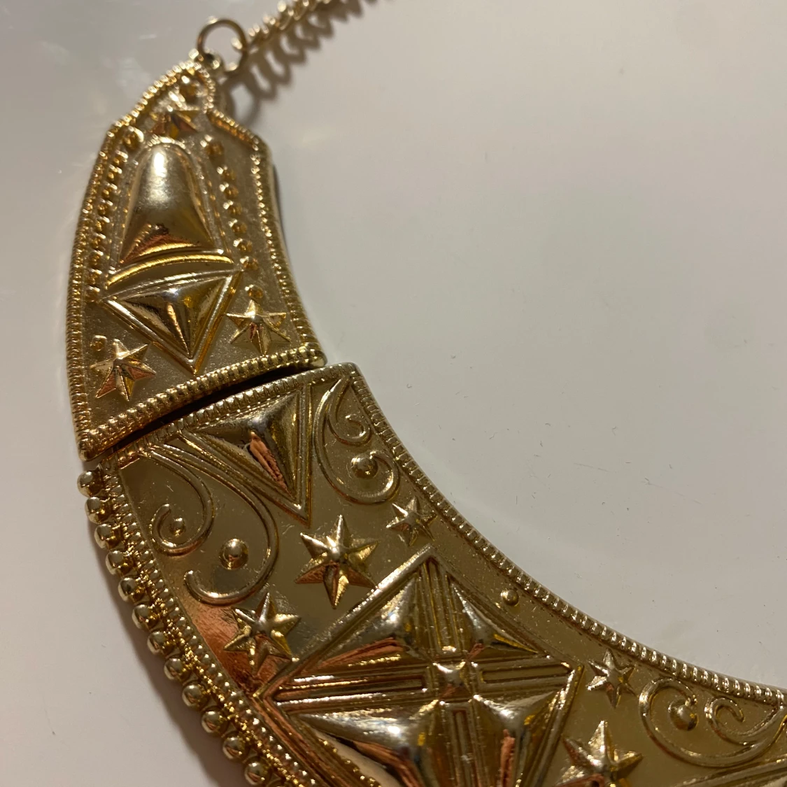 Guldigt halsband med stjärndetaljer - 1