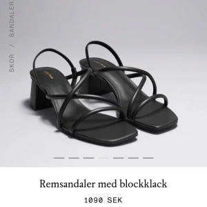 Svarta remsandaler med blockklack - Säljer dessa superfina och stilrena blockklackar i äkta läder från &other stories då dom tyvärr är för små för mig 🥲Endast använda 2 gånger, så är i mycket bra skick! 🫶🏻 Nypris: 1090kr, klackhöjd: 6,5cm