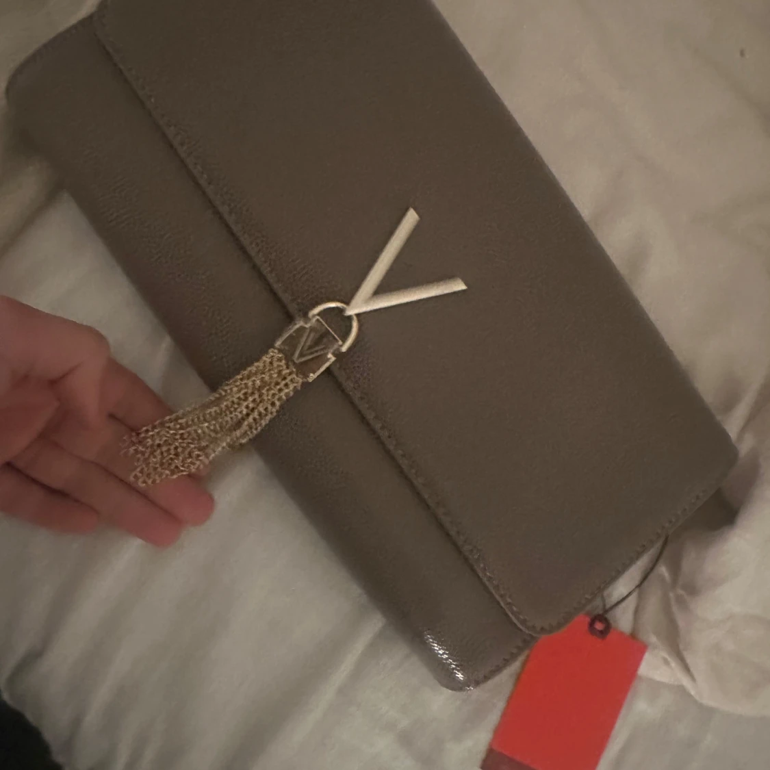 Taupe kuvertväska från Mario Valentino