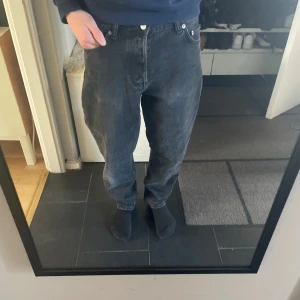 Svarta jeans weekday - Snygga svarta jeansbyxor med knappgylf. De är straight passform som ger en avslappnad look. Passar till allt! 28/32