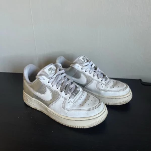 Nike skor  - Lite skitiga och skav i hälen men funktionen är det inget fel på, går säkert att tvätta o få rena