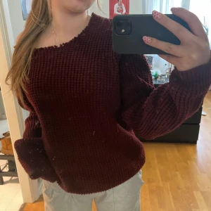 Vinröd stickad tröja - Säljer en mysig vinröd stickad tröja med en enkel design. Tröjan har långa ärmar och en rund halsringning. Perfekt för kyligare dagar. Hör av dig vid intresse! 🍂