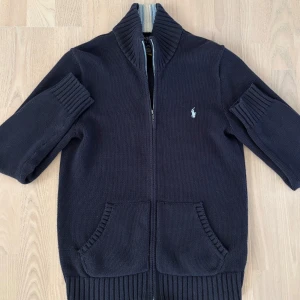 Ralph lauren zip-up tröja - en riktigt fräsh stickad raffe zip-up tröja || riktigt clean nu i vår || size XS ( 16y ) || skicket är 8,5/10 || nypris 1600kr || hör av er vid intresse!