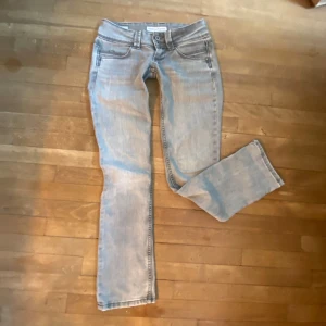 Ljusgrå Pepe jeans - Ljusgrå pepe jeans, finfint skick! Skrev: 17cm, Midjemått: 37cm, Innerbenslängd: 77cm. Bara skriv om du undrar nått! 💘De är stretchiga
