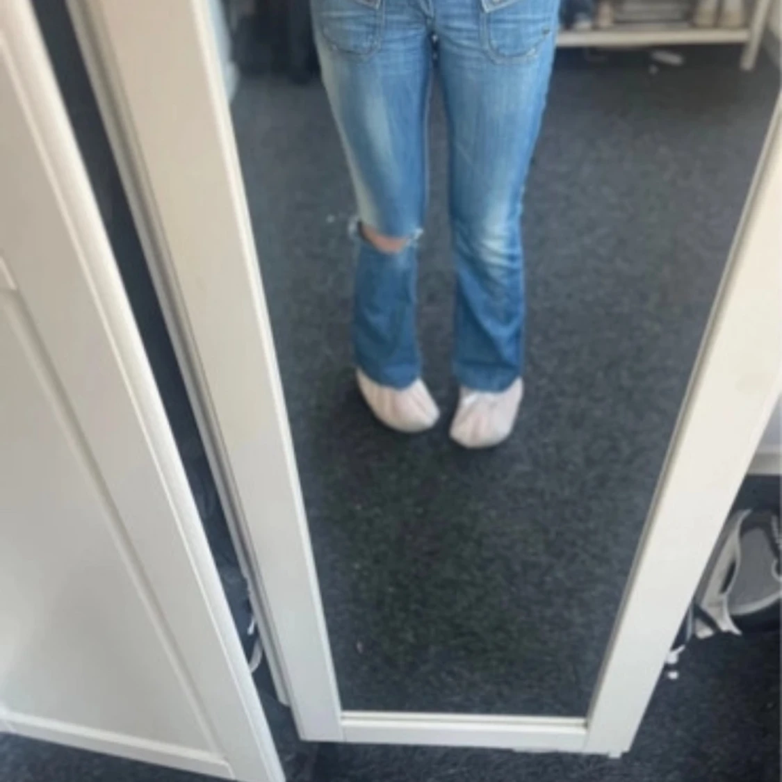 Blå jeans med slitningar