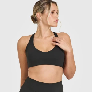Svart sport-bh från Oner Active - Snygg och bekväm svart sport-bh från Oner Active i storlek S. Perfekt för träning med en tight passform som ger bra stöd. Tillverkad i ett mjukt och stretchigt material för optimal komfort. Aldrig använt och lappen sitter kvar. Orginalpris: 470 kr
