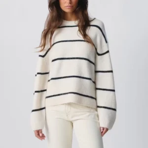 Vit-svart randig stickad tröja - Säljer en mysig vit stickad tröja med svarta ränder från Gina. Använd ett fåtal gånger, inga defekter🥰