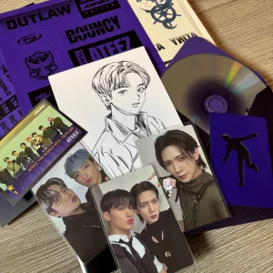 Ateez -  'The World EP.2: Outlaw' av ATEEZ. Inkluderar en CD, fotokort, klistermärken, tatueringar mm. 