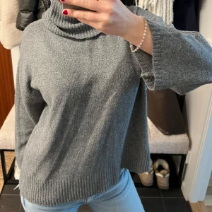 Grå stickad polotröja - Säljer en mysig grå stickad polotröja med ribbade detaljer vid krage och nederkant. Skriv vid funderingar! 💖💖