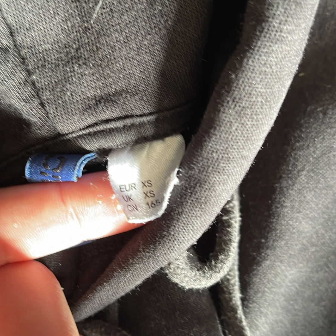 Svart hoodie från Divided - 3