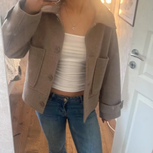 Beige kappa - Säljer en stilren beige kappa med knappar framtill och stora fickor. Jätte fin perfekt till våren! 🌷❤️