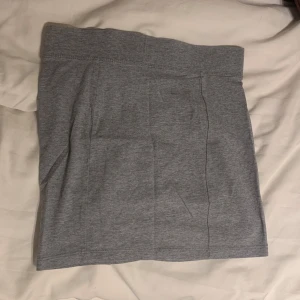 Grå kort mini kjol - En grå kort mina kjol perfekt nu när sommaren närmar sig 