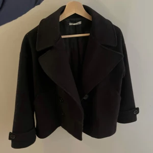 design by si kappa  - svart kappa från design by si i stl xs/s, fint skick förutom några små hår 💕