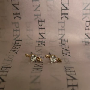 Guldörhängen med diamant hjärtan - Snygga örhängen med diamant hjärtan som är helt oanvända 🩷