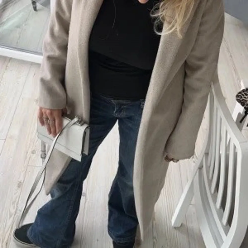 Superfin beige/cremevit kappa från BikBok med bälte som aldrig är använd💕nypris 999kr men pris kan diskuteras. Takit.