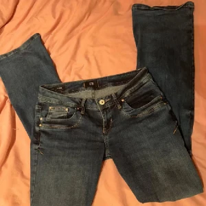 Ltb valerie jeans  - Snygga blå jeans från LTB i modellen Valerie. De har en klassisk femficksdesign och en knappgylf. Perfekta för en avslappnad stil bootcut.  Långa tjejer kolla hit😍 säljer då de va för långa för mig🫶🏼 kom privat för frågor 