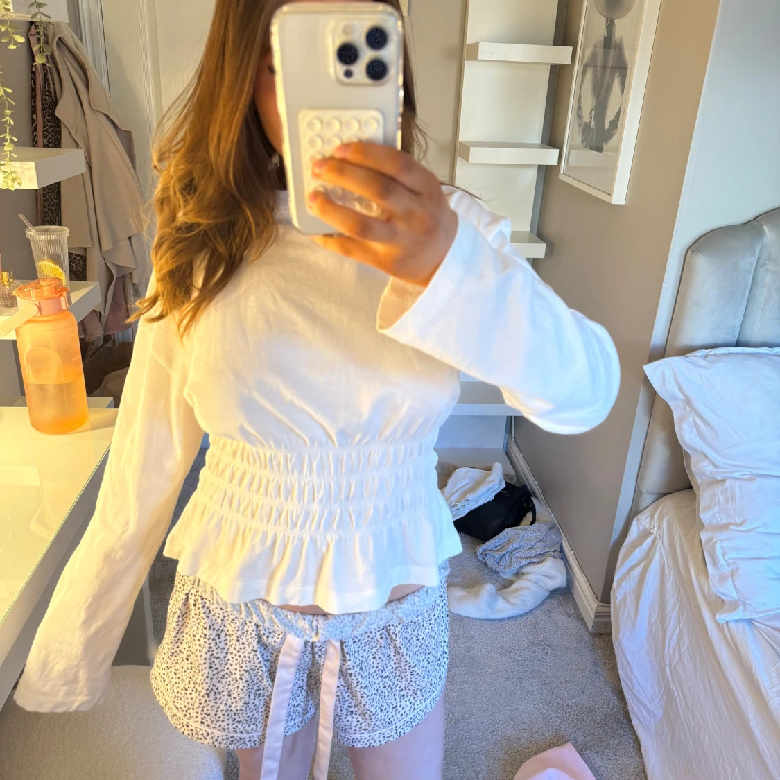 Vit blus med volangdetaljer