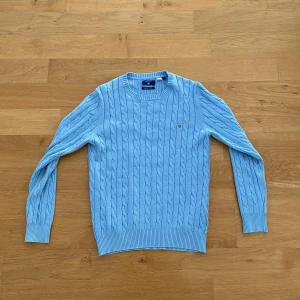 Kabelstickad Gant tröja - Bra skick-Lappen i nacken har lossnat två stygn men inget man märker-Skriv om ni har frågor-A=40cm B=44cm C=38cm D=65cm E=61cm