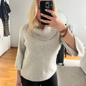 Stickad polotröja  - Mysig beige/grå stickad tröja med en bred polokrage och trekvartsärmar. 💞