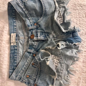 Blå jeansshorts från one teaspoon - Väldigt snygga blå jeansshorts från One teaspoon. Har aldrig sett liknande. Säljer då de är för små tyvärr. Det är storlek 36 men de sitter som S. 