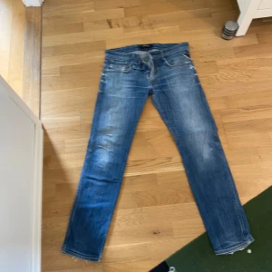 Blå jeans från Replay - Snygga blå jeans från Replay med en klassisk femficksdesign. De har en normal passform och är tillverkade i slitstarkt denim. Perfekta för en avslappnad stil. Passar perfekt med ett par långa boots. 