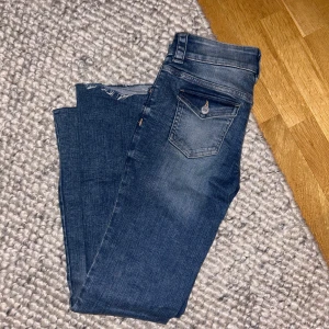 Blå jeans från H&M - Snygga blå jeans från H&M 💗 low waisted och bootcut, köpt på barnavdelningen i strl 170 och sitter perfekt på mig som är ca 160cm 💗 skriv för fler bilder 