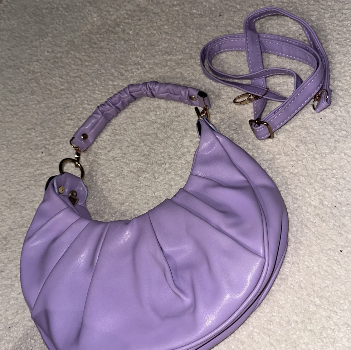 Lila axelväska i syntet - 3