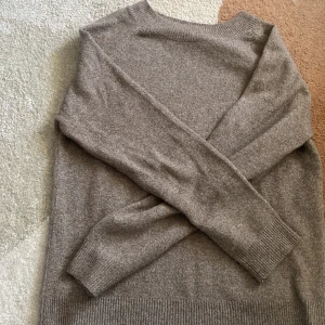 Beige stickad tröja från ONLY - Säljer en mysig beige stickad tröja från ONLY. Perfekt för kyliga dagar med sin mjuka och bekväma passform. Tröjan har långa ärmar och ribbade kanter som ger en stilren look. Passar perfekt till både jeans och kjol. 🍂