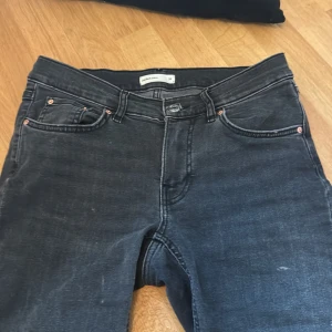 Lågmidjade gina tricot jeans - Lågmidjade gina tricot jeans i strl 38 ganska använda där av priset säljer pga att dem är för stora💕