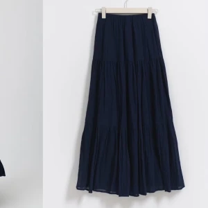 Mörkblå långkjol - Elegant mörkblå långkjol som är i mycket bra skick. Kjolen har en elastisk midja för extra komfort och passar till många olika tillfällen Nypris 400 kr. Skriv om fler bilder eller frågor 💗