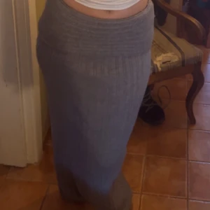 Stickad kjol - En lång grå stickad kjol jätte skön både inomhus och utomhus den är varm och bekväm att ha