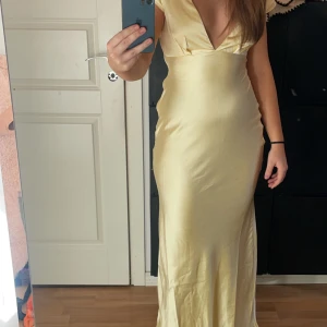 Champagnefärgad långklänning - Säljer min balkläning. Helt nytt skick bara provad och har lappen kvar. 