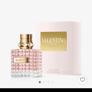 Valentino Donna Eau de Parfum 100ML - (Lånade bilder) egna bilder kan fås privat. Den är helt ny endast upppackad men då jag inte tyckte de var för min smak så säljs den. Elegant parfym från Valentino i en lyxig flaska med ett unikt, fasetterat mönster. Flaskan har en rosa ton och en guldig kork med nitar. Perfekt för den som vill ha en sofistikerad doftupplevelse. 