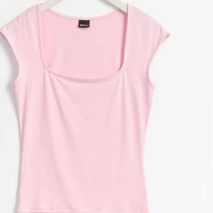 Rosa kortärmad topp - Säljer en söt rosa topp med korta ärmar och en fyrkantig halsringning. Super bekväm är från Gina Tricot Soft touch. 