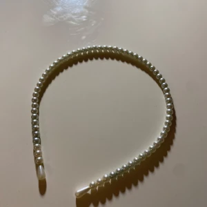 Pärldiedem  - Elegant pärldiedem med vita pärlor. Perfekt för att ge en klassisk touch till din outfit. Diedemet har en enkel och tidlös design. Bekvämt och fint! Priset går att diskutera💗