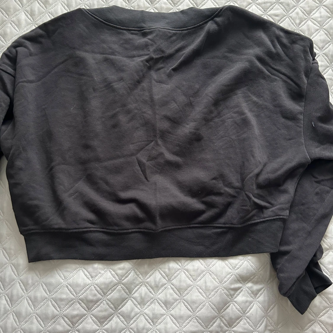 Mörkgrå v-ringad tröja - 1