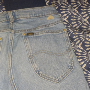 Ljusblå jeans från Lee - Säljer ett par klassiska ljusblå jeans från Lee. De har en normal passform med dragkedja och knapp framtill. Perfekta för en avslappnad stil.