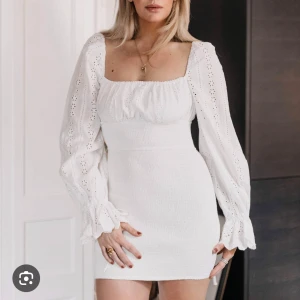 Vit adoore klänning med puffärmar - Vit adoore klänning med puffärmar i storlek XS. Passar perfekt till studnet eller sommaren! Lånade bilder, skriv för egna💕