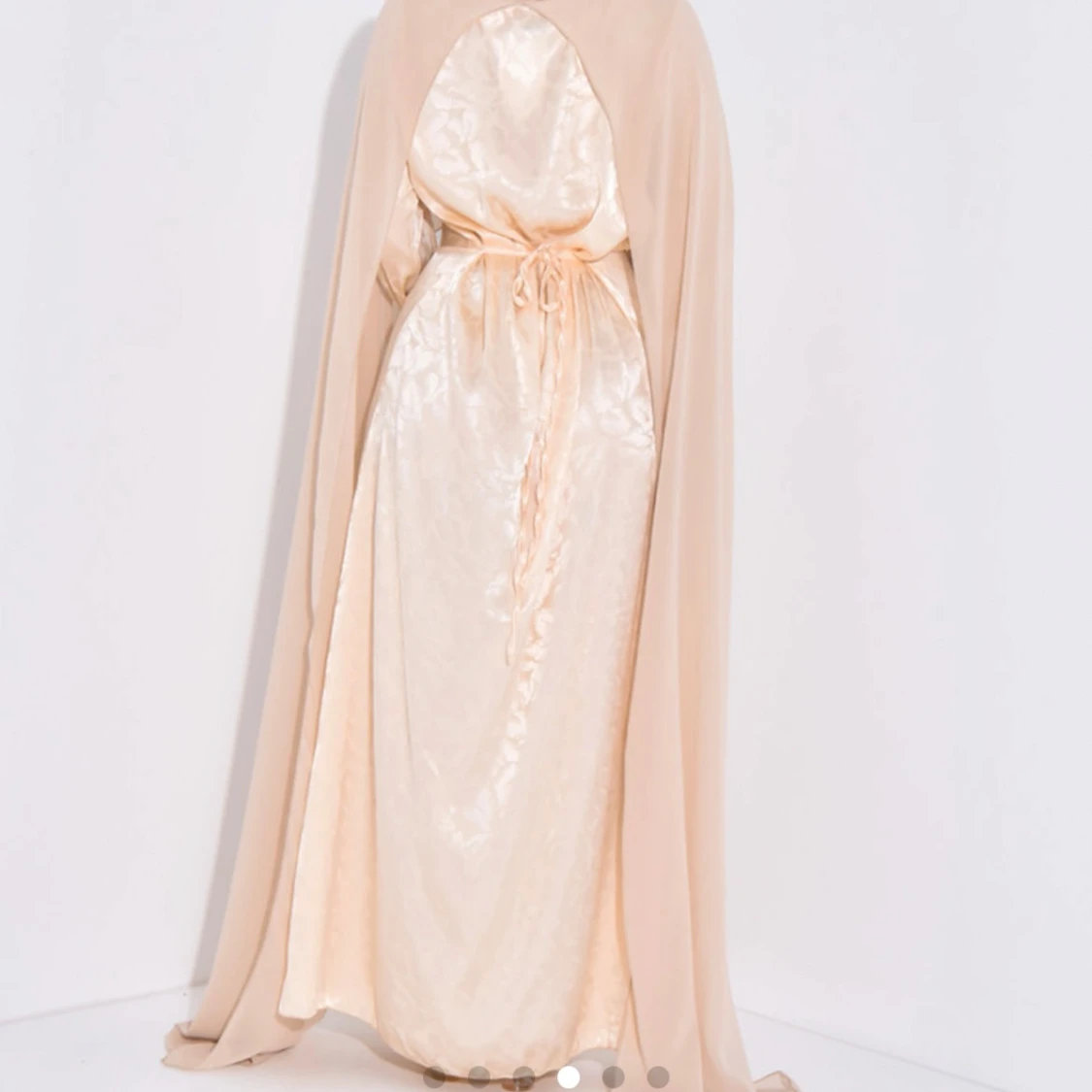 Champagnefärgad långklänning med cape - 2