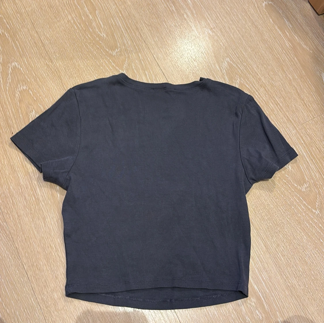 Svart kortärmad t-shirt med strassdetaljer - 1