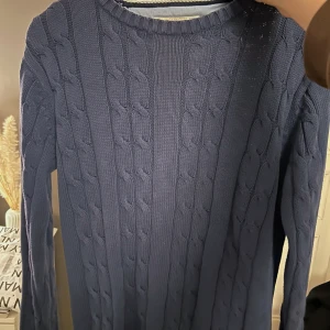 Blå stickad tröja Bondelid - Säljer en snygg blå stickad tröja från Bondelid! Köpt second hand, säljer för den inte kommit till användning. Bra kvalité och så fin färg!💓Storlek M men passar på mig som är S!