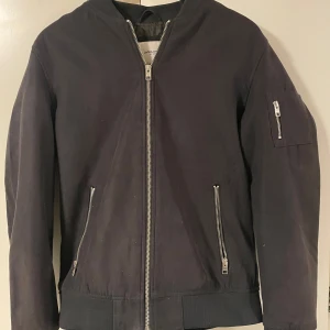 Vårjacka Jack & Jones - Fet svart vårjacka från jack and jones. Materialet är något mocka liknande. Säljes pga för liten nu. Storlek M passar även S då den är lite liten i storleken. Inga slitage