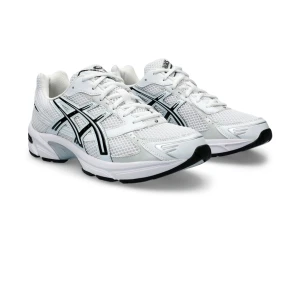 Vita sneakers från Asics - Snygga vita sneakers från Asics med svart och grå detaljering. Skorna har en luftig mesh-design och klassisk snörning för optimal passform. Perfekta för både träning och vardag.  Skorna är precis som nya har använt skorna en gång påminner mig om new balance skorna. Skorna är i storlek 39 men passar även 38-38/2