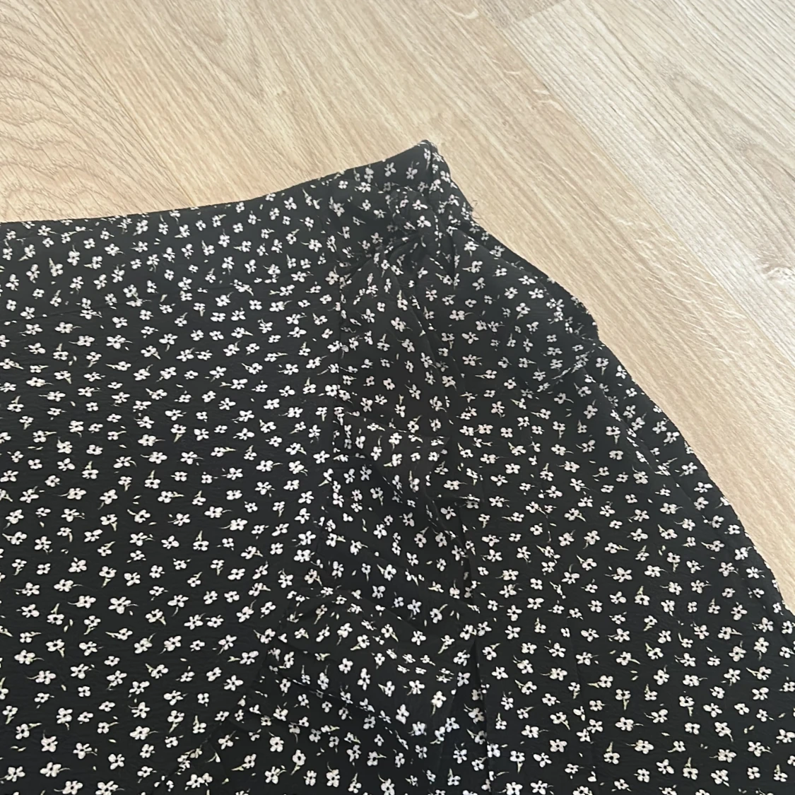 Svart blommig kjol  - 1