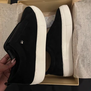 VC Cobler slip - on sneackers,  black size 39 - Snygga svarta slip-on sneakers från VC Cobler. Väldigt lika Axel Arigato. Fick dem i födelsedagspresent men tyvärr så är det förr stora för mig. Ordinarie pris 1 300
