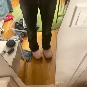 Svarta jeansbyxor - Säljer ett par svarta jeansbyxor med en klassisk design. Byxorna har en normal passform och är perfekta för en avslappnad stil. De har fickor både fram och bak.