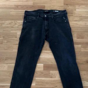 Svarta jeans från Replay - Snygga svarta jeans från Replay som passar till allt! W36 - L34